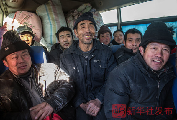 时 新华社记者陪农民工讨薪AG真人游戏地址110小(图1)